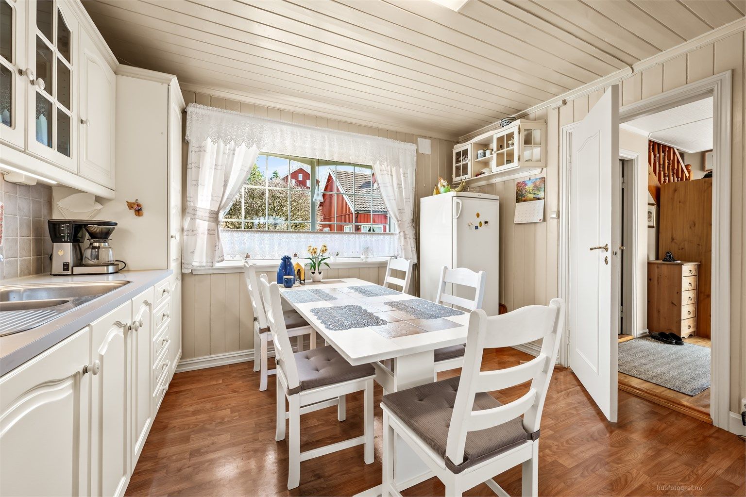 Kjøkkenet har plass til en egen spiseplass for hverdagsmåltidene.