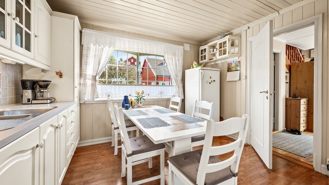 Kjøkkenet har plass til en egen spiseplass for hverdagsmåltidene.
