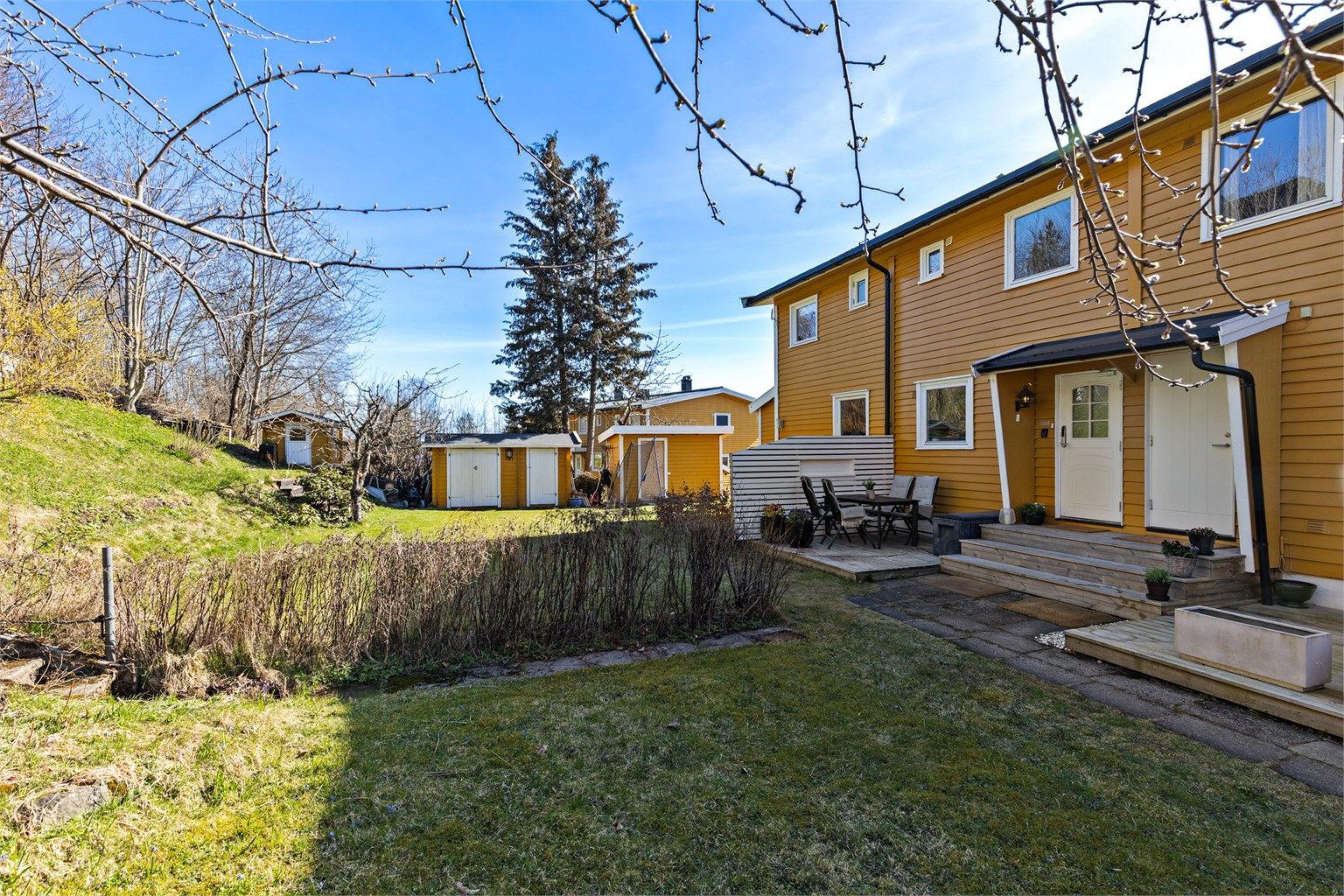 Romslig hage/plen. Boligen inneholder 3 soverom, stue, kjøkken, bad, vaskerom og entré. Foto: Trond Reder.