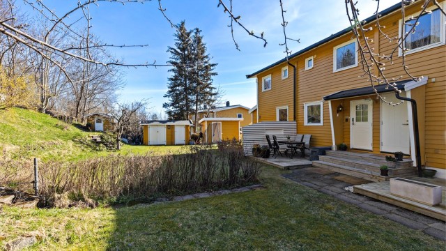 Romslig hage/plen. Boligen inneholder 3 soverom, stue, kjøkken, bad, vaskerom og entré. Foto: Trond Reder.