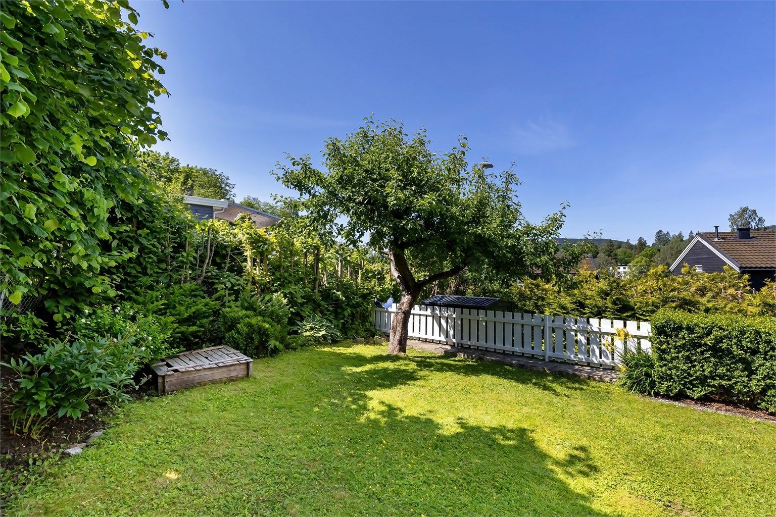 Fantastiske solforhold i hagen og på terrassen. Her kan du nyte sen kveldssol