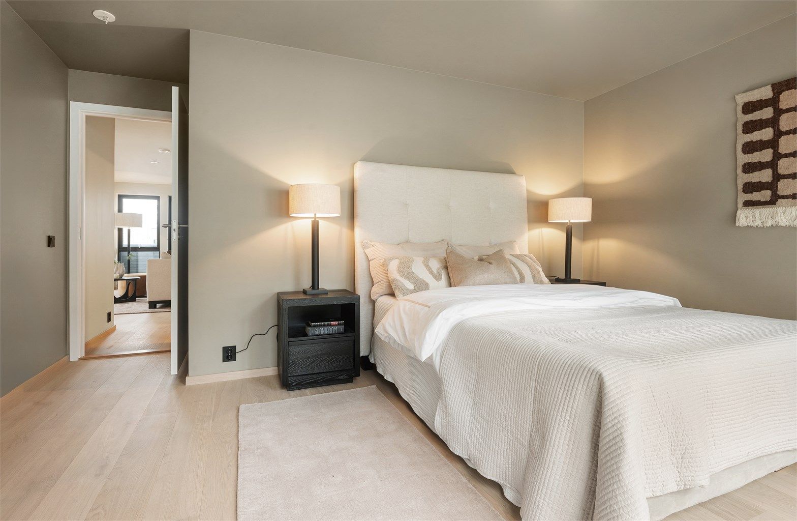 Hovedsoverommet har god plass til dobbeltseng og garderobeløsning.