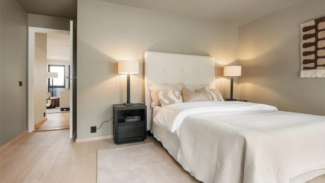 Hovedsoverommet har god plass til dobbeltseng og garderobeløsning.