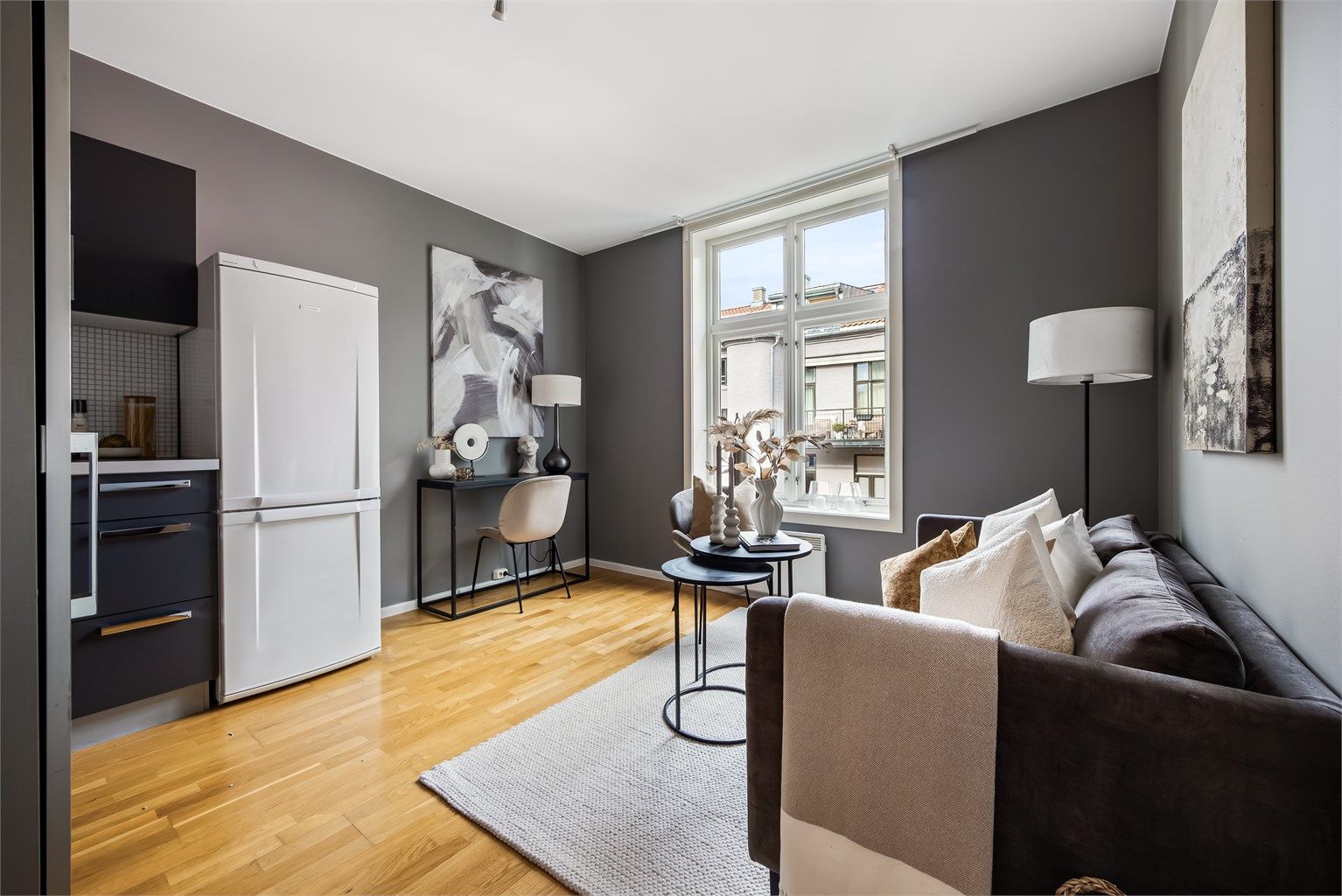 Tre-stavs eikeparkett og lyse fargetoner gir et stilrent preg