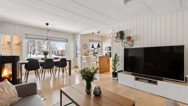 I åpen løsning mot stuen finner du et pent kjøkken