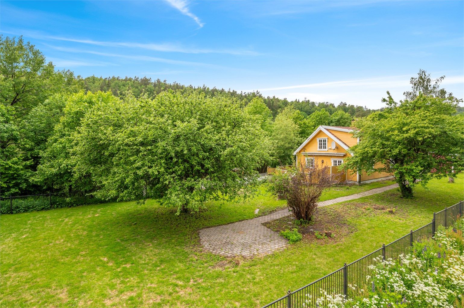 Nesverkveien 382 - Eiendommen har en stor og frodig  hage hvor store deler er inngjerdet med smijernsgjerde