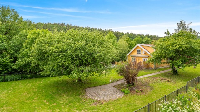 Nesverkveien 382 - Eiendommen har en stor og frodig hage hvor store deler er inngjerdet med smijernsgjerde