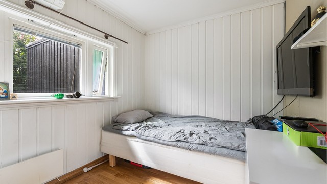 Praktisk soverom i første etasje. Rommet var tidligere en del av stuen og fradelingen er et avvik fra de siste godkjente tegningene.