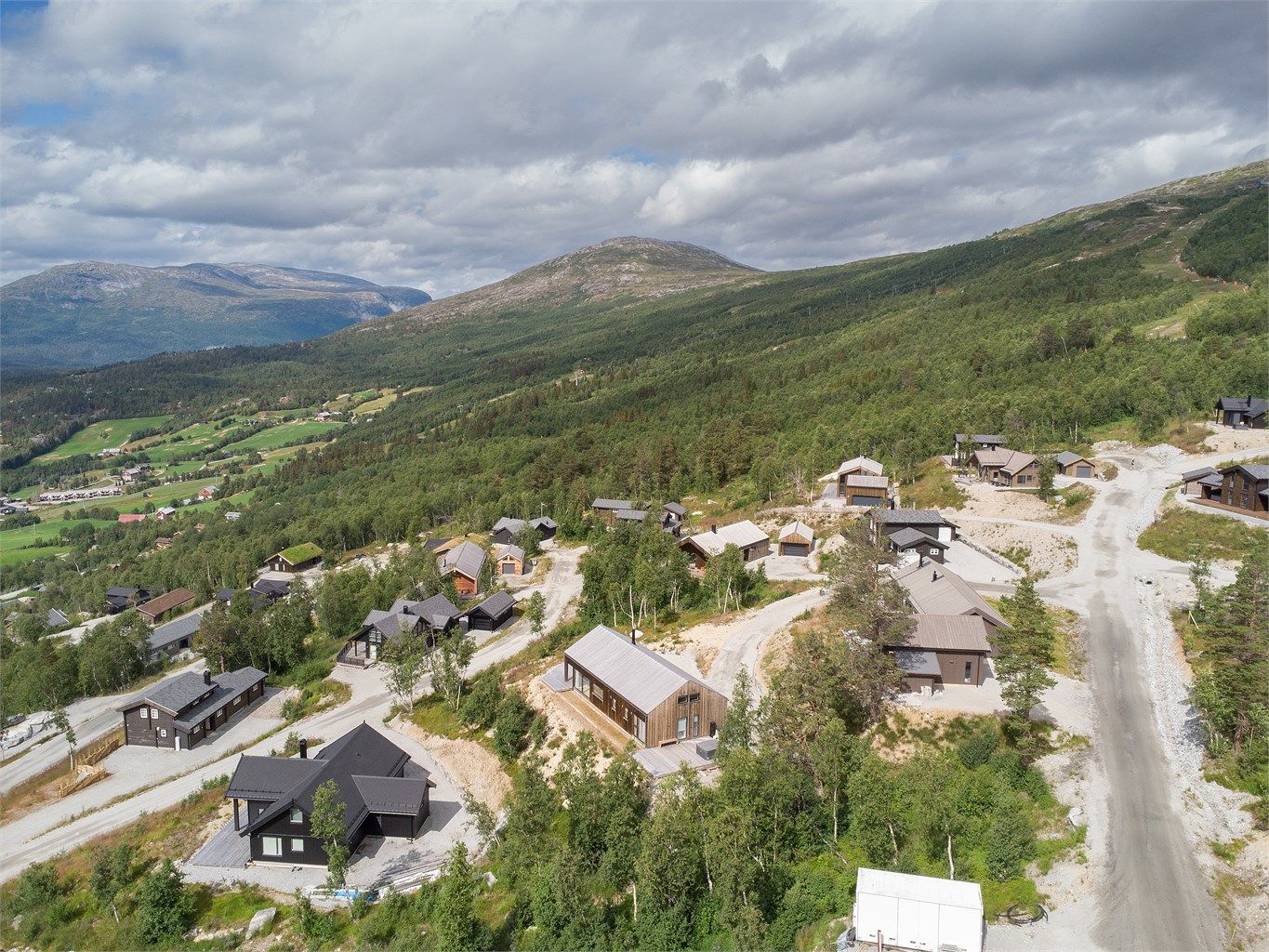 Hytta ligger i et etablert og populært hytteområde.