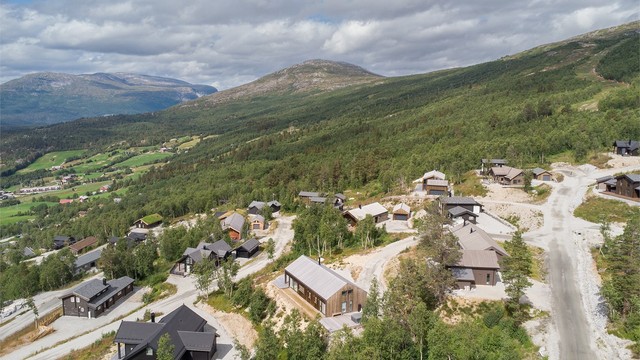 Hytta ligger i et etablert og populært hytteområde.