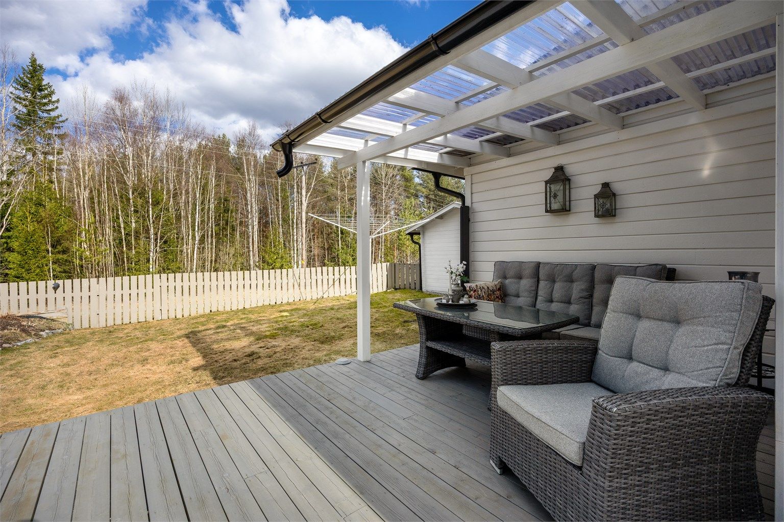 En del av terrassen er overbygd, noe som gir ly for vær og vind og forlenger utendørssesongen.