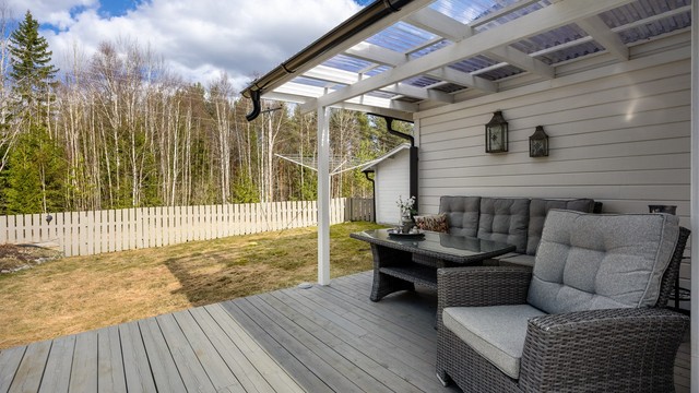 En del av terrassen er overbygd, noe som gir ly for vær og vind og forlenger utendørssesongen.