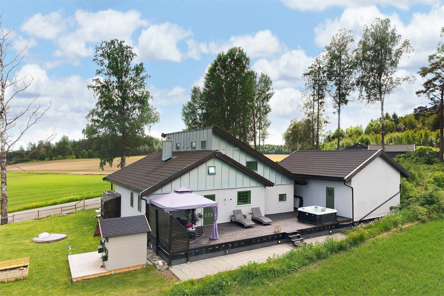 Nordvest-vendt terrassen med dekke av terrassebord.