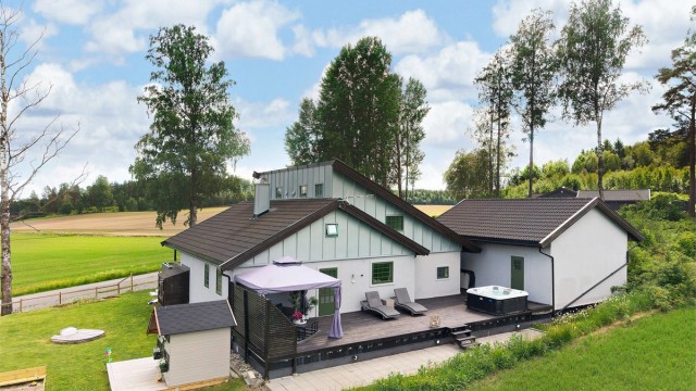 Nordvest-vendt terrassen med dekke av terrassebord.