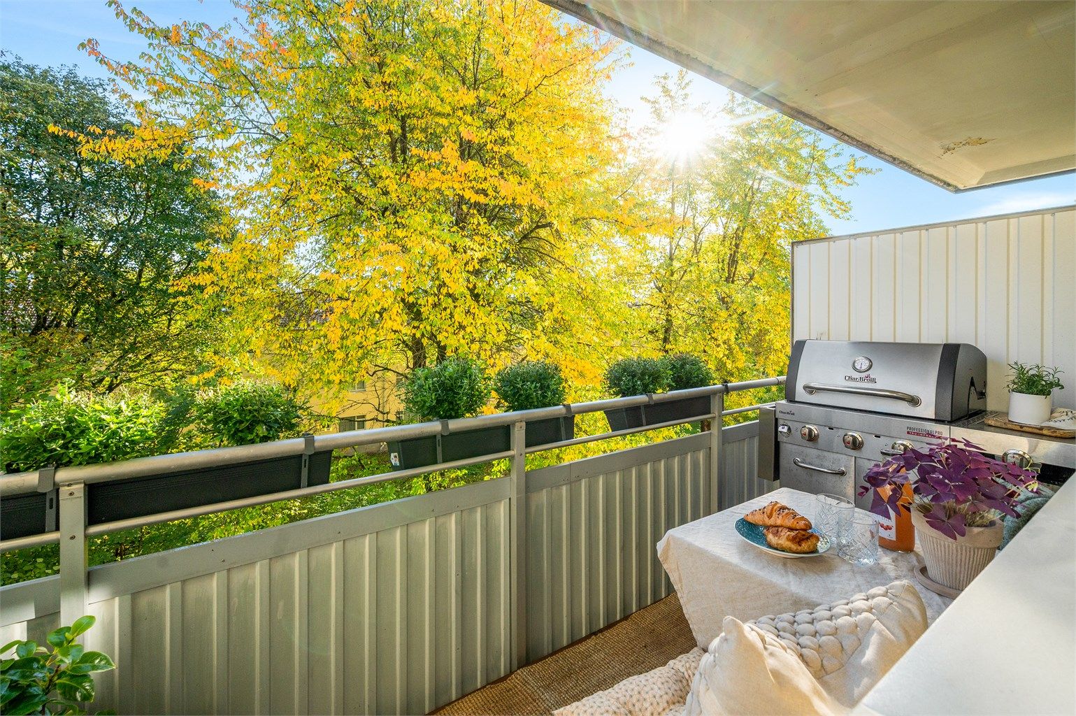 Nydelig og romslig balkong med lite innsyn og deilig sol fra morgen og frem til ca kl 14 sommerstid.