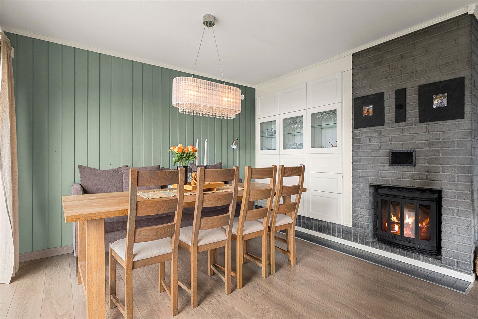 Her har man god plass til å samle familie og venner til hyggelige sammenkomster. Vedovnen bidrar til en lun og hyggelig atmosfære.