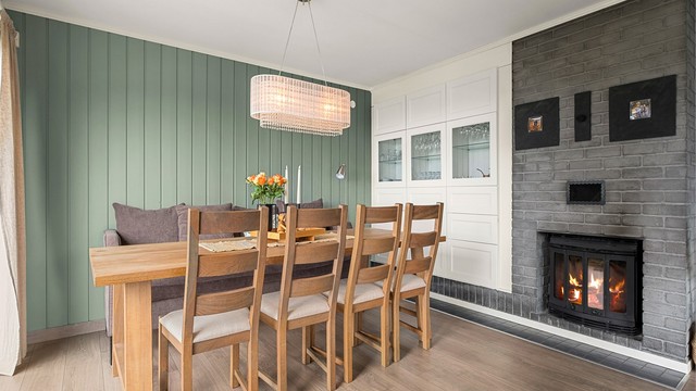 Her har man god plass til å samle familie og venner til hyggelige sammenkomster. Vedovnen bidrar til en lun og hyggelig atmosfære.