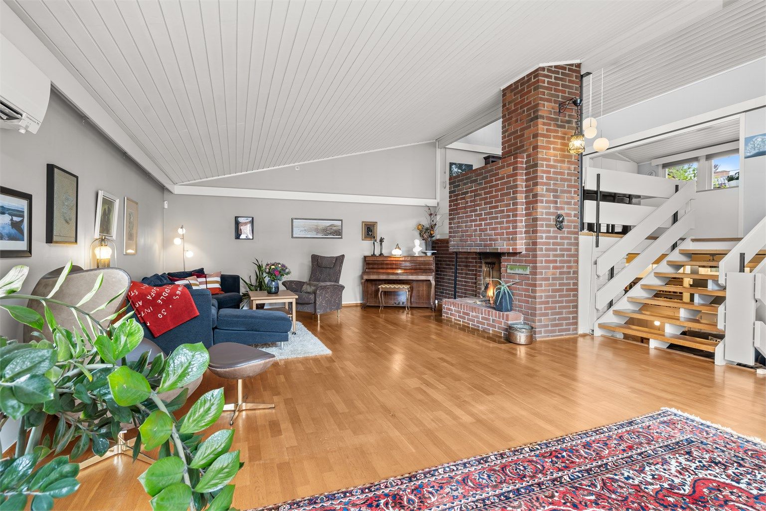 Boligen har en åpen og luftig planløsning, der stuen ligger i et nedtrukket halvplan, like under kjøkken og spisestue, og danner et naturlig samlingspunkt i hjemmet.