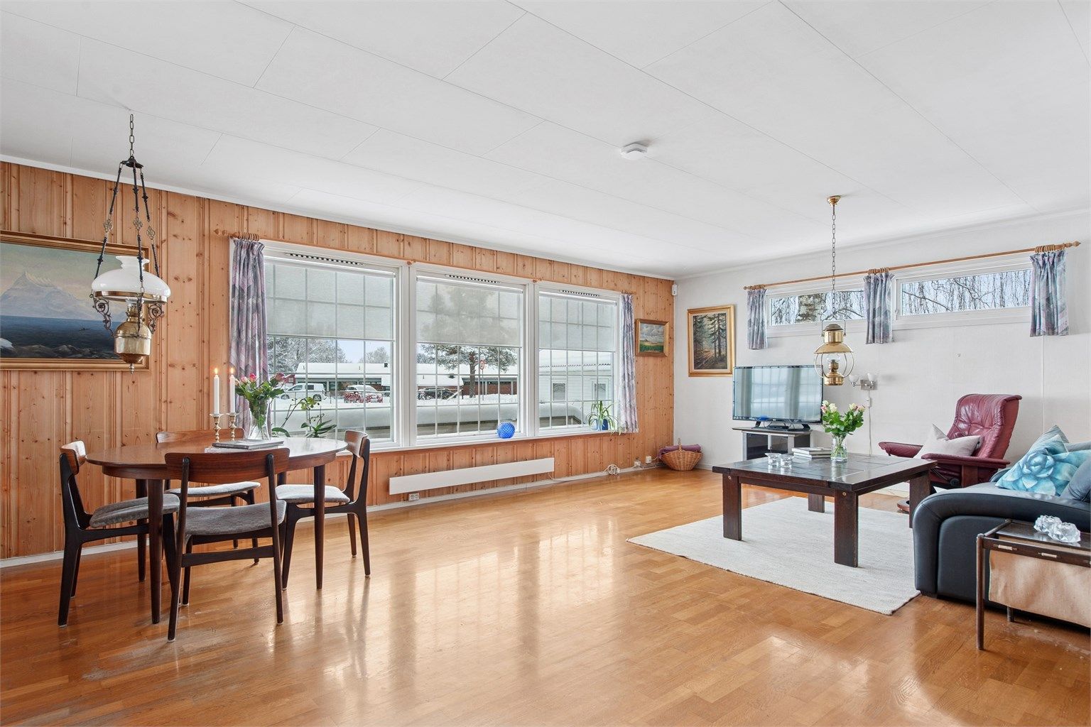 Stue med gode lysforhold og plass til flere møbleringssoner. 