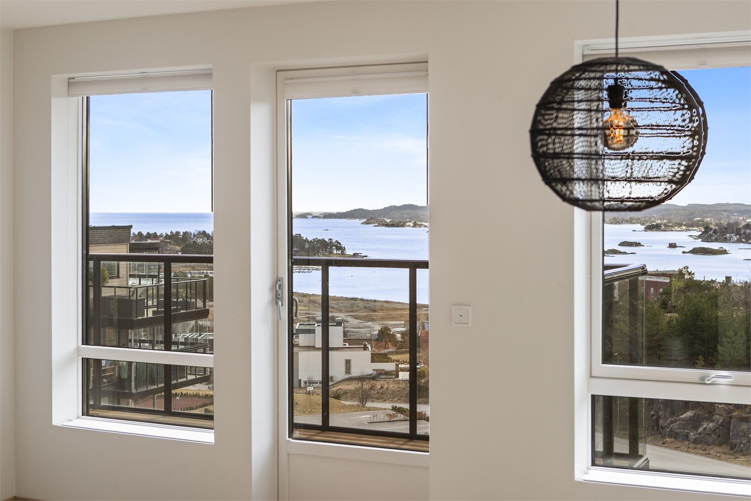 Leiligheten er nesten helt ny, oppført i 2022/2023 og holder en gjennomgående god standard. Så her kan du flytte rett inn!