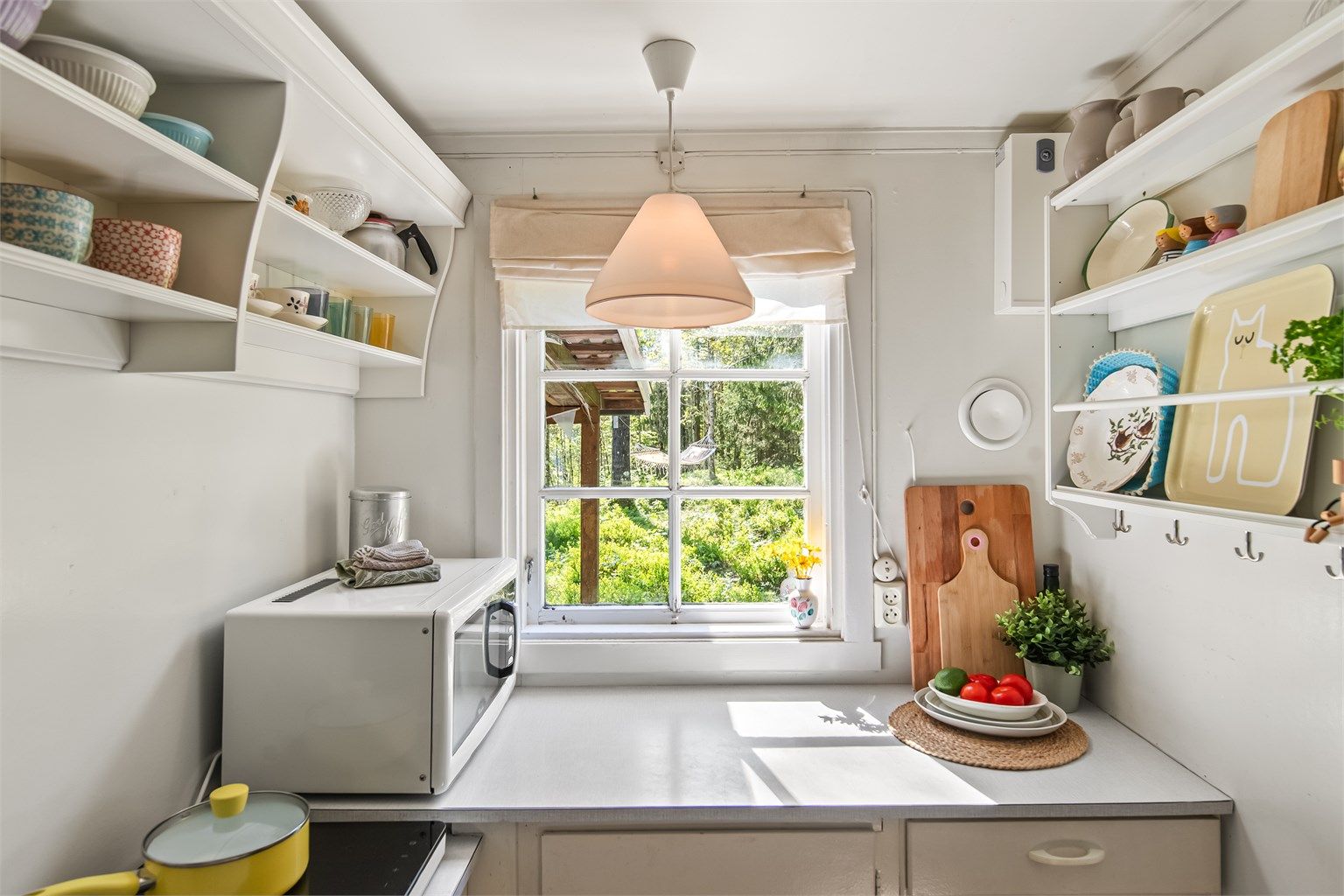 Mikrobølgeovn, induksjonstopp og hybelkomfyr medfølger. Solventilator for varmesirkulasjon er også montert.