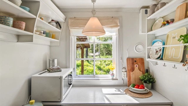 Mikrobølgeovn, induksjonstopp og hybelkomfyr medfølger. Solventilator for varmesirkulasjon er også montert.