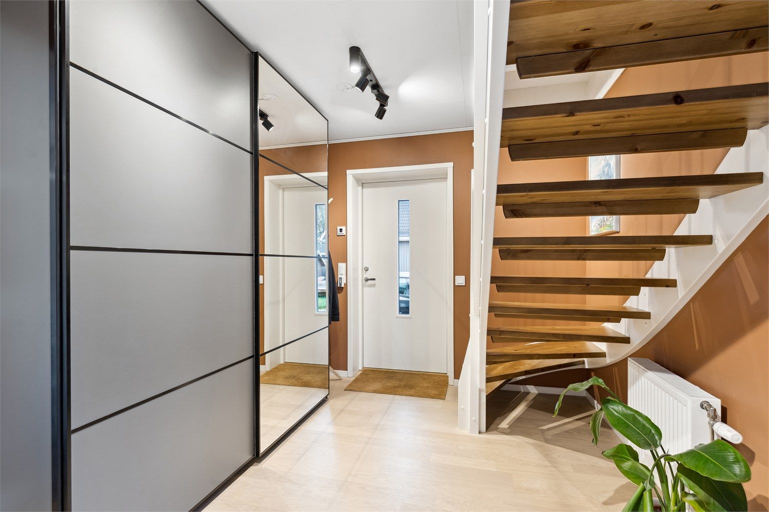 Stor skyvedørsgarderobe gjør det enkelt å holde det ryddig.