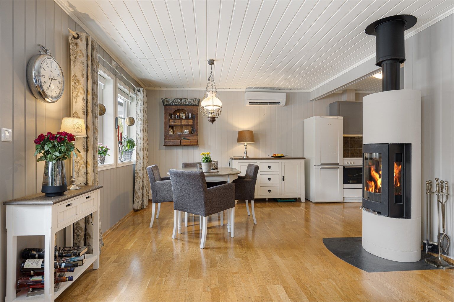 En frittstående peisovn med glass gir både varme og en hyggelig atmosfære. I tillegg er det installert en luft-til-luft varmepumpe fra 2020.