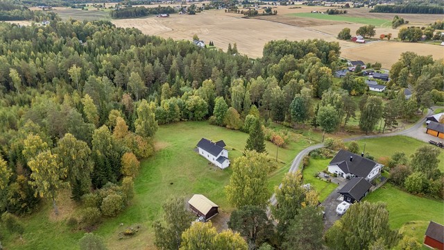 For familier med skolebarn er Breidablikk barneskole innen kort kjøreavstand, mens ungdomsskole finnes i Stange. Denne ble tatt i bruk i 2024/2025 så her er det gode fasiliteter.