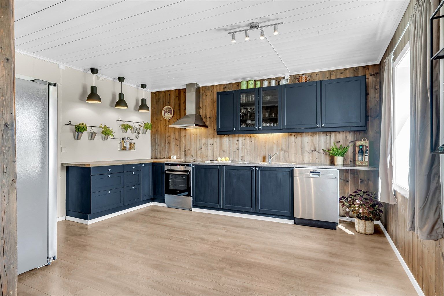 En flott enebolig over to plan med romslig tomt og store utvendige oppgraderinger!