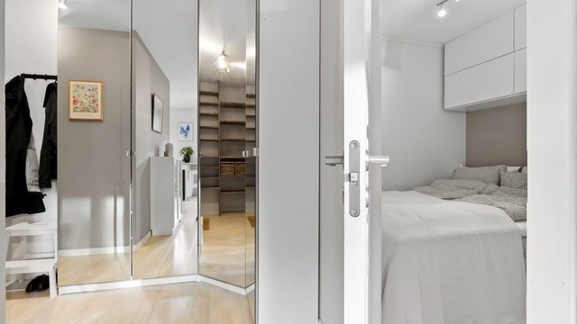 Fra gangen er det speilgarderobe og adkomst til leilighetens alkove.