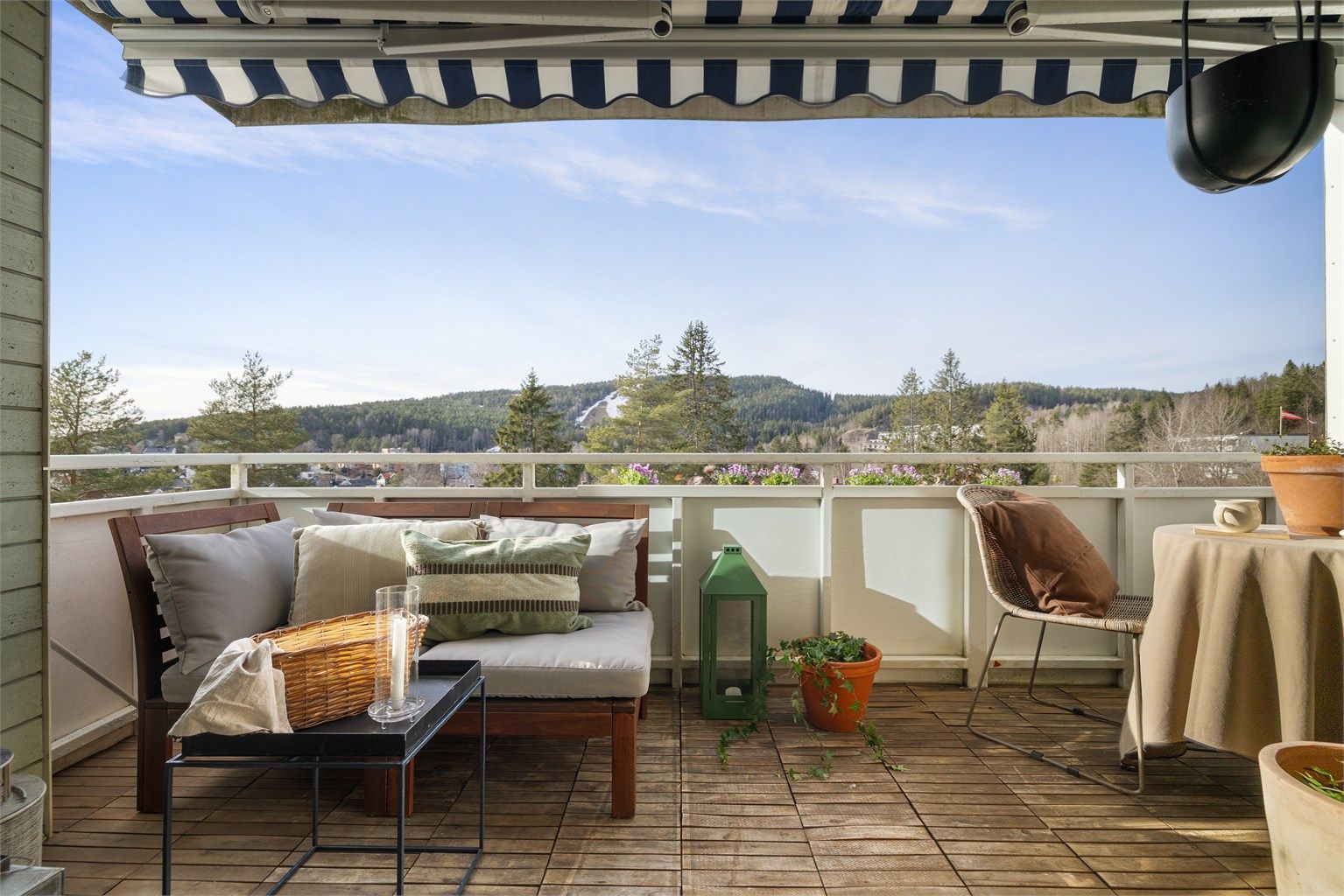 Flott utsikt fra solrik og stor balkong på ca.10 kvm.