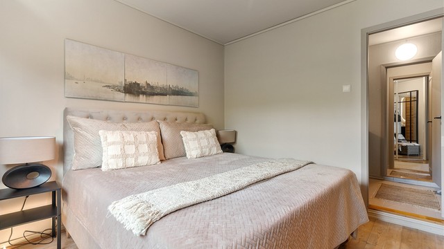 Leiligheten har 2 soverom. Hovedsoverommet er av god størrelse med god plass til dobbeltseng med nattbord på hver side, samt garderobeskap. Herfra er det også egen inngang til badet.