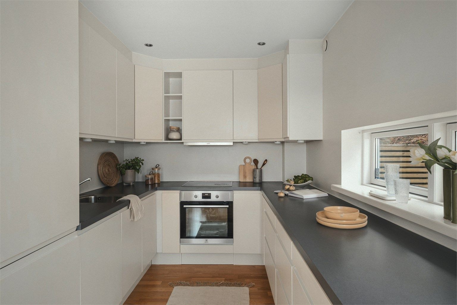 Praktisk innredning med gode arbeidsflater og dagslys