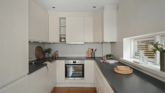 Praktisk innredning med gode arbeidsflater og dagslys