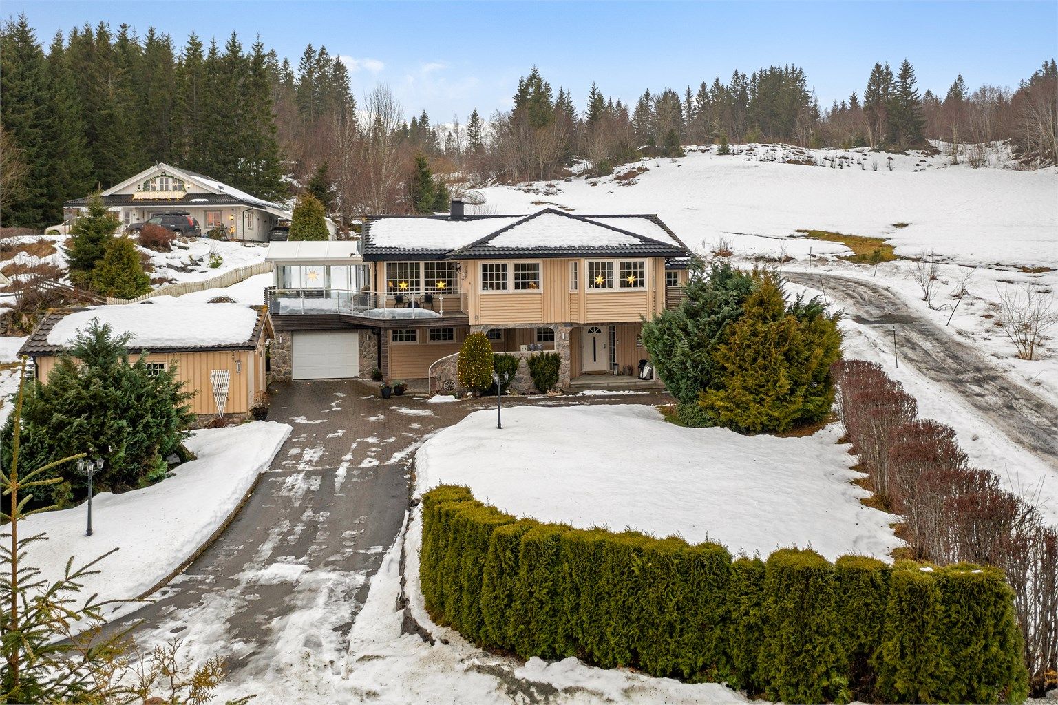 Velkommen til Korpanveien 9 - og denne innholdsrike eneboligen beliggende i et tilbaketrukket og rolig område med god privatfølelse, lite trafikk og trygge omgivelser.