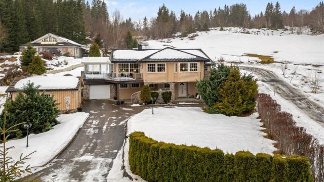 Velkommen til Korpanveien 9 - og denne innholdsrike eneboligen beliggende i et tilbaketrukket og rolig område med god privatfølelse, lite trafikk og trygge omgivelser.