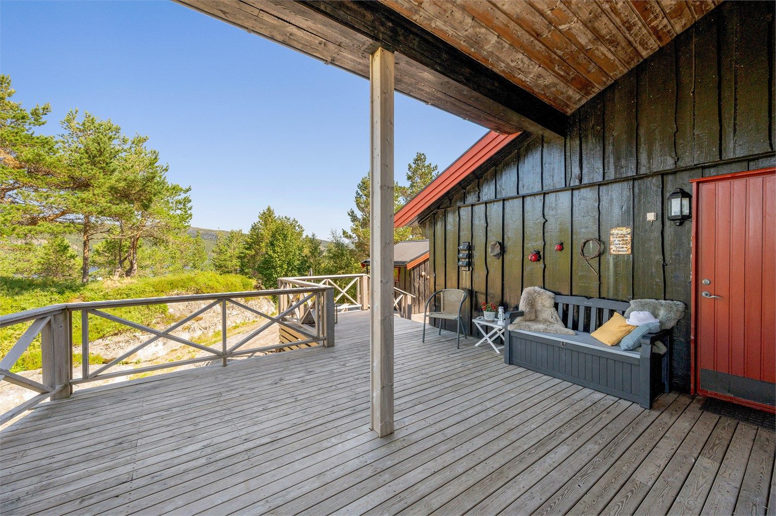 Terrassen på hele 110 kvm er delvis overbygd. 