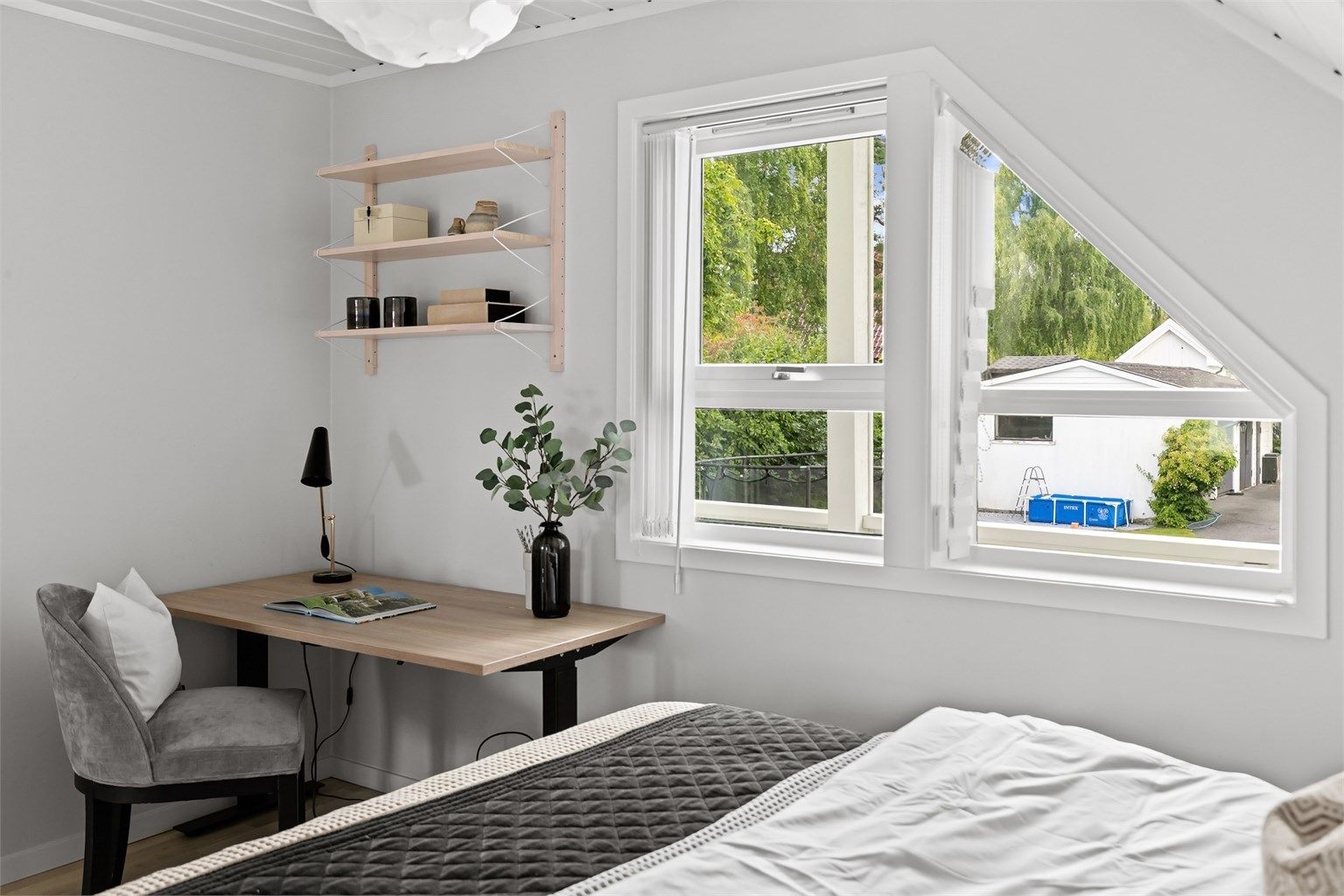 Arbeidsplass med utsikt fra soveromsvinduet.