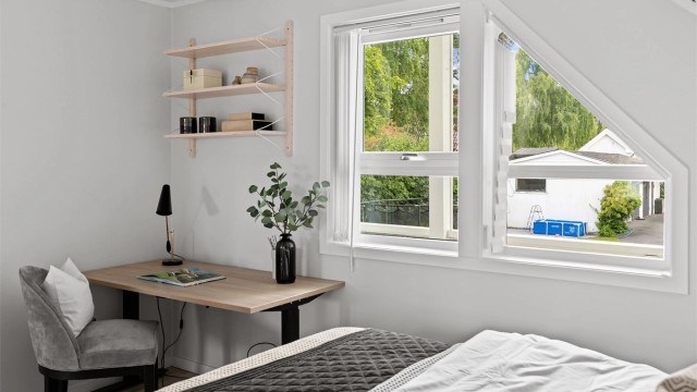 Arbeidsplass med utsikt fra soveromsvinduet.