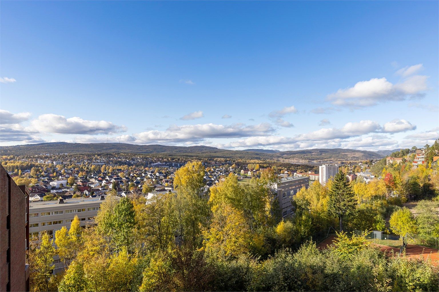 Nærområdet byr på frodige grøntområder, tennisbaner og flotte turstier.