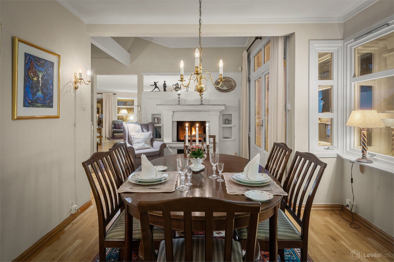 Peisen i spisestuen bidrar til en hyggelig ramme rundt måltidene