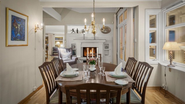 Peisen i spisestuen bidrar til en hyggelig ramme rundt måltidene