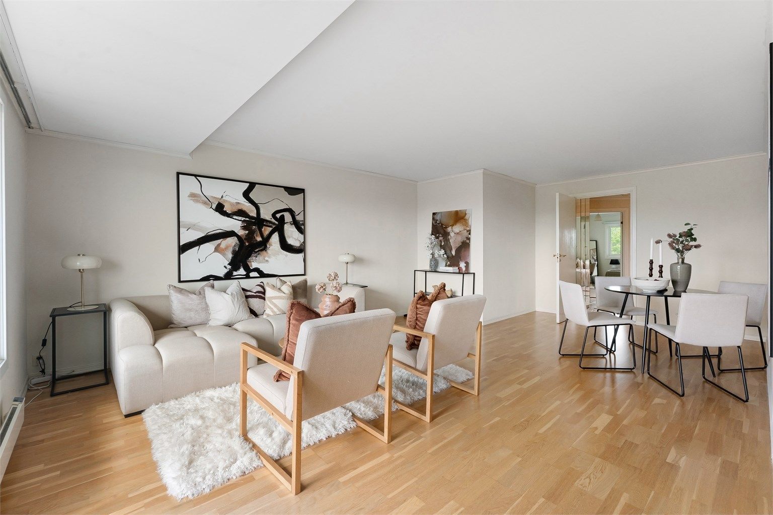 Boligbygget har den beste plasseringen i sameiet. Høyt og usjenert til med fantastisk utsikt og sol fra tidlig morgen til sen kveld