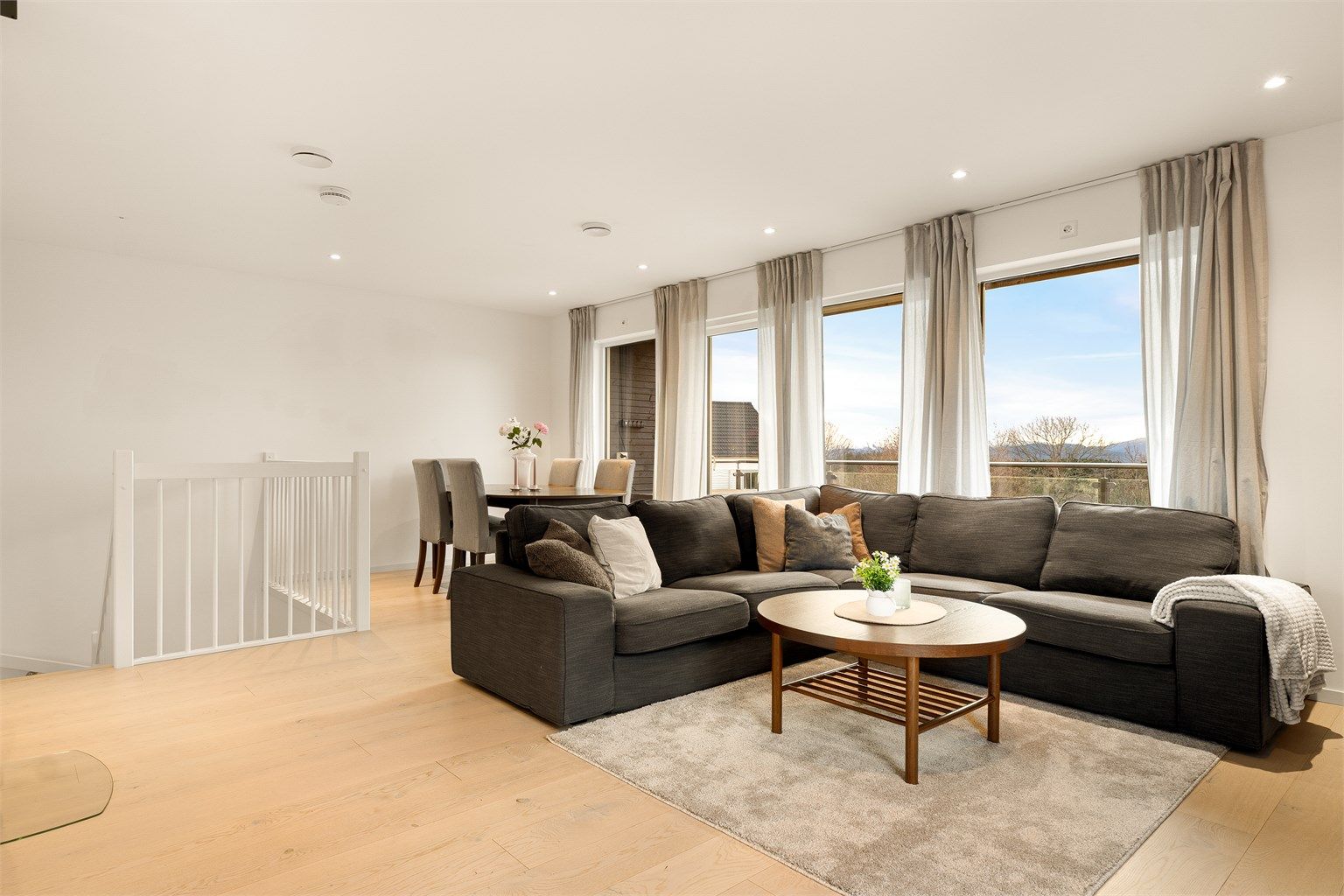 En innbydende bolig med gjennomgående moderne standard og gode løsninger. Spotter i tak samt gulvvarme i stue og kjøkken.