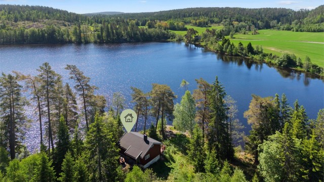 Hytta ligger usjenert til på en egen odde.