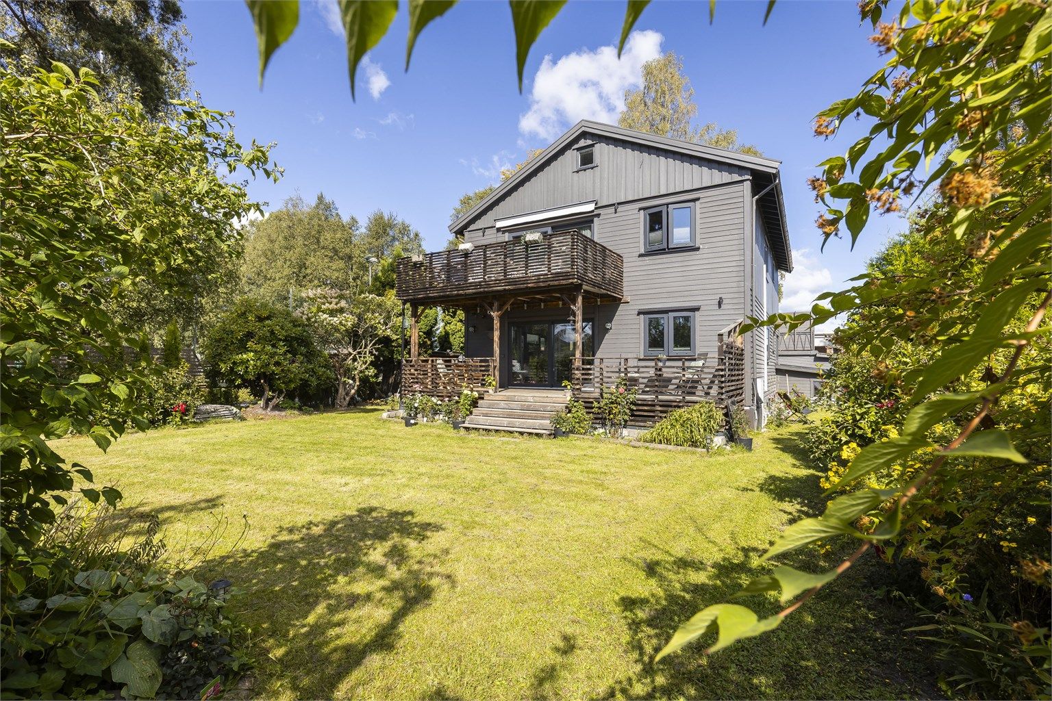 Hel 2-mannsbolig med svært sentral og populær beliggenhet på Kjørbekk!  Flott uteleiobjekt. Boligen har en eiet tomt på 769 kvm, med en usjenert og velletablert hage. Foto: Danny Twang - 360 Panorama