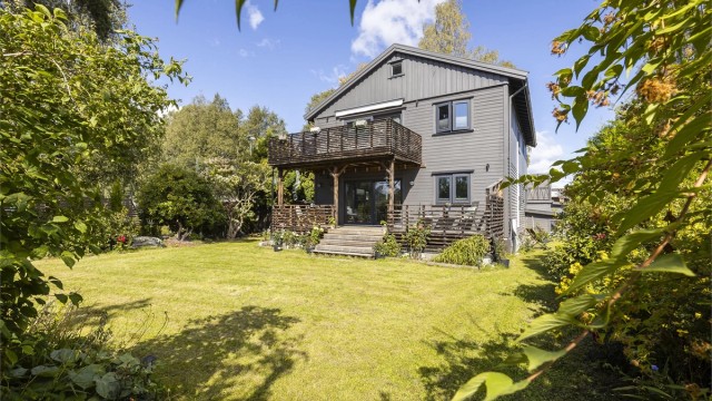 Hel 2-mannsbolig med svært sentral og populær beliggenhet på Kjørbekk! Flott uteleiobjekt. Boligen har en eiet tomt på 769 kvm, med en usjenert og velletablert hage. Foto: Danny Twang - 360 Panorama