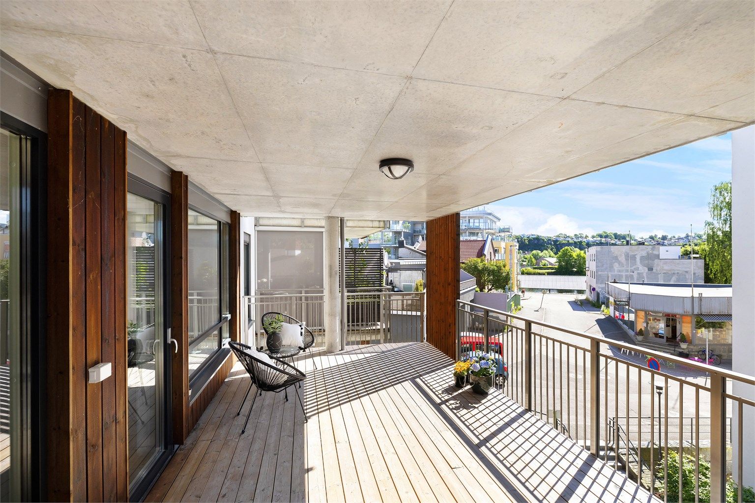 Nyere leilighetsbygg fra 2020 organisert i Fløtningen Park III Borettslag. Leiligheten ligger i bygningens 3.etasje. Foto: Christian Thorsbye - Diakrit