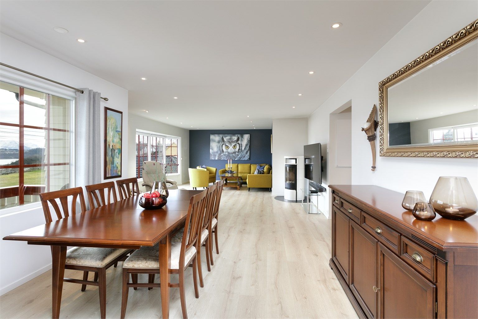 Det er god plass til stor og romslig spisestue i tilknytning til kjøkken